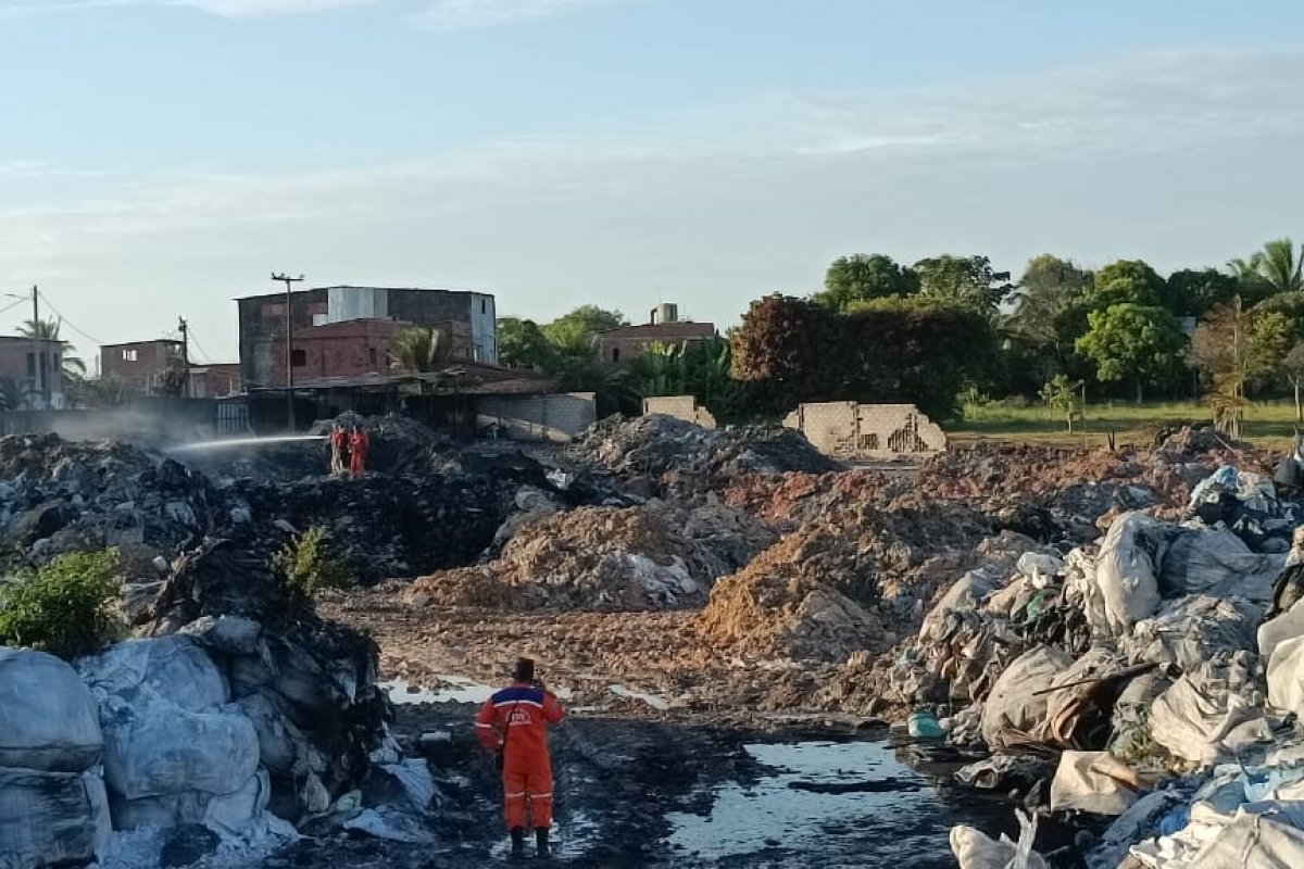 Bombeiros extinguem incêndio em Camaçari após mais de 72h horas de atuação