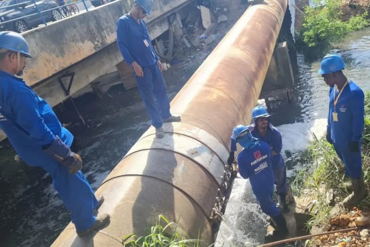 Vazamento em adutora afeta abastecimento de água em bairros de Salvador