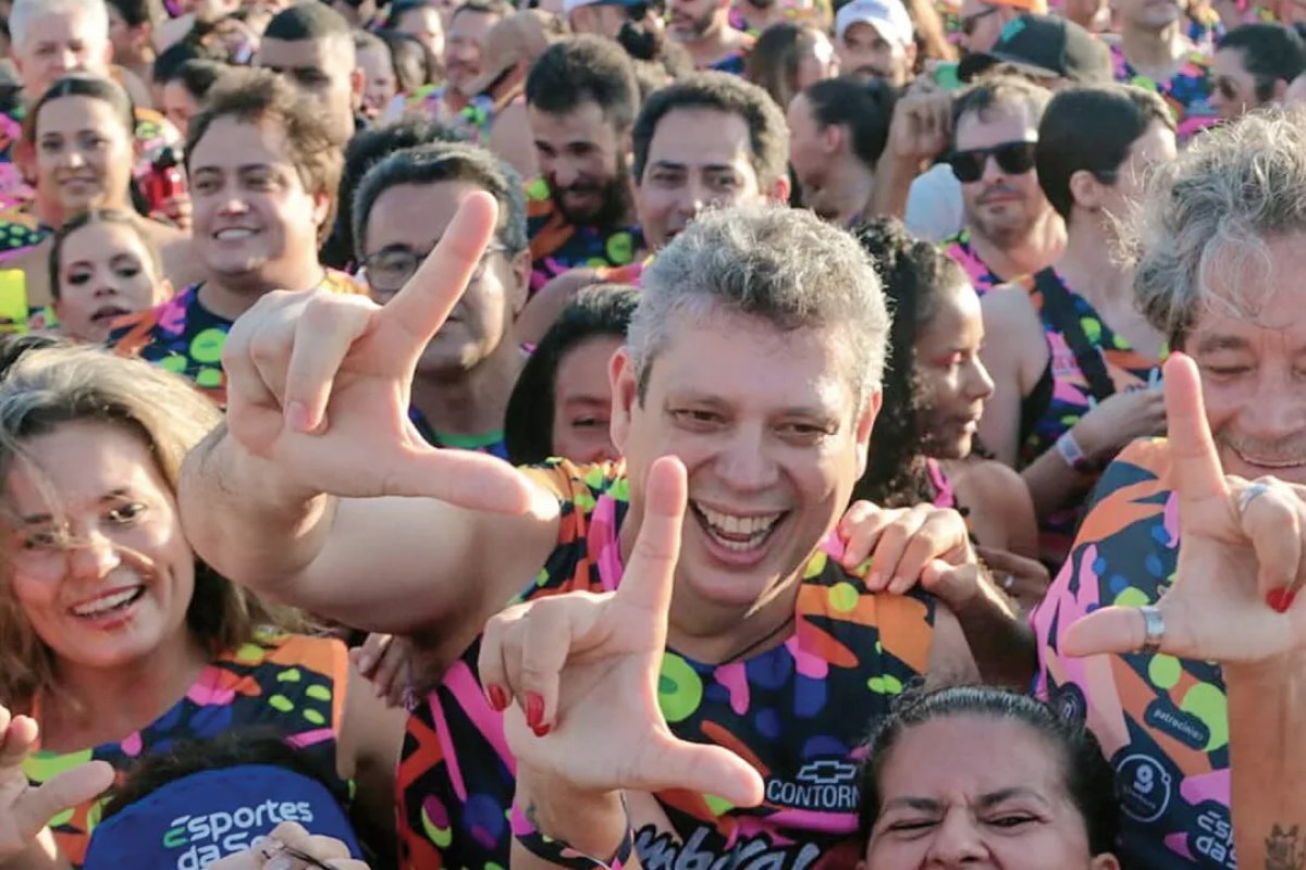 Investigado por uso indevido de dinheiro público, ministro de Lula acredita ter sido vítima de complô