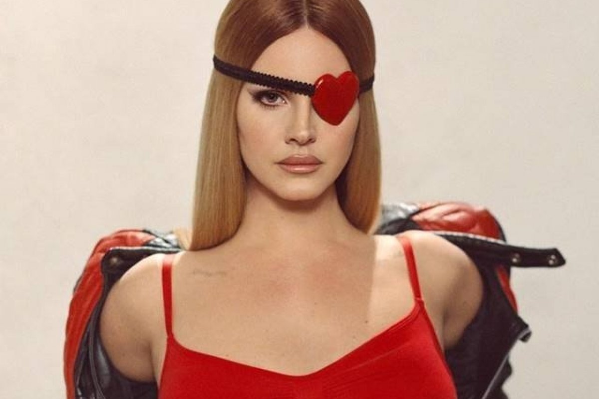 De lingerie, Lana Del Rey estrela campanha da marca de Kim Kardashian!