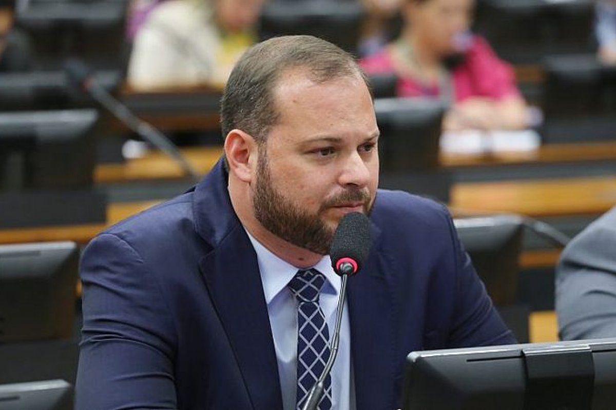 Projeto propõe aumento de pena para crime de estelionato contra mulheres