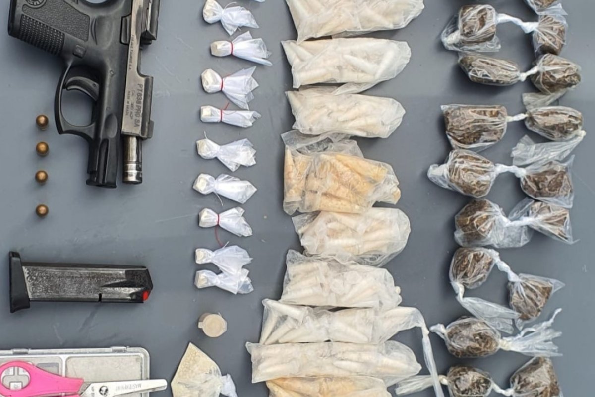 PM apreende arma e drogas no bairro de Pau da Lima, em Salvador