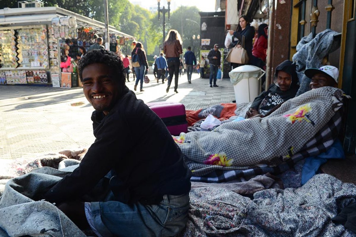 Projeto do governo federal contempla moradia para somente 0,34% das famílias que moram nas ruas