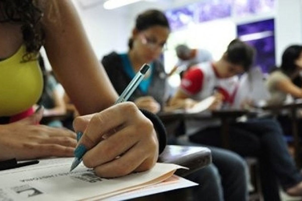 Resultados do Enem 2023 revelam diferenças entre estudantes de escolas públicas e privadas