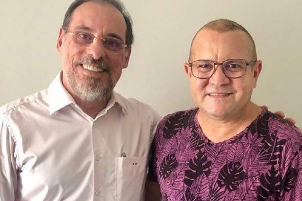 Ximbinha surge careca após implante capilar