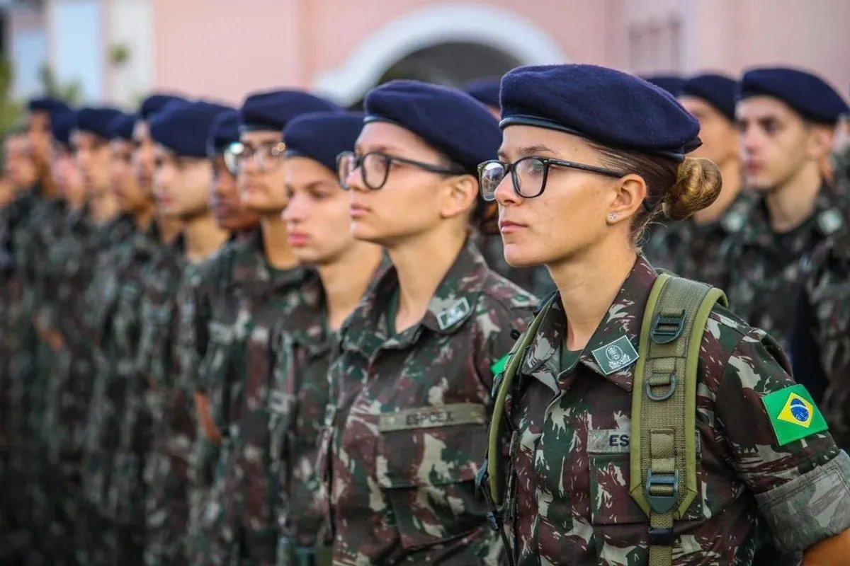 Exército alega que "fisiologia feminina" é limitador para ingresso de mulheres à Força 