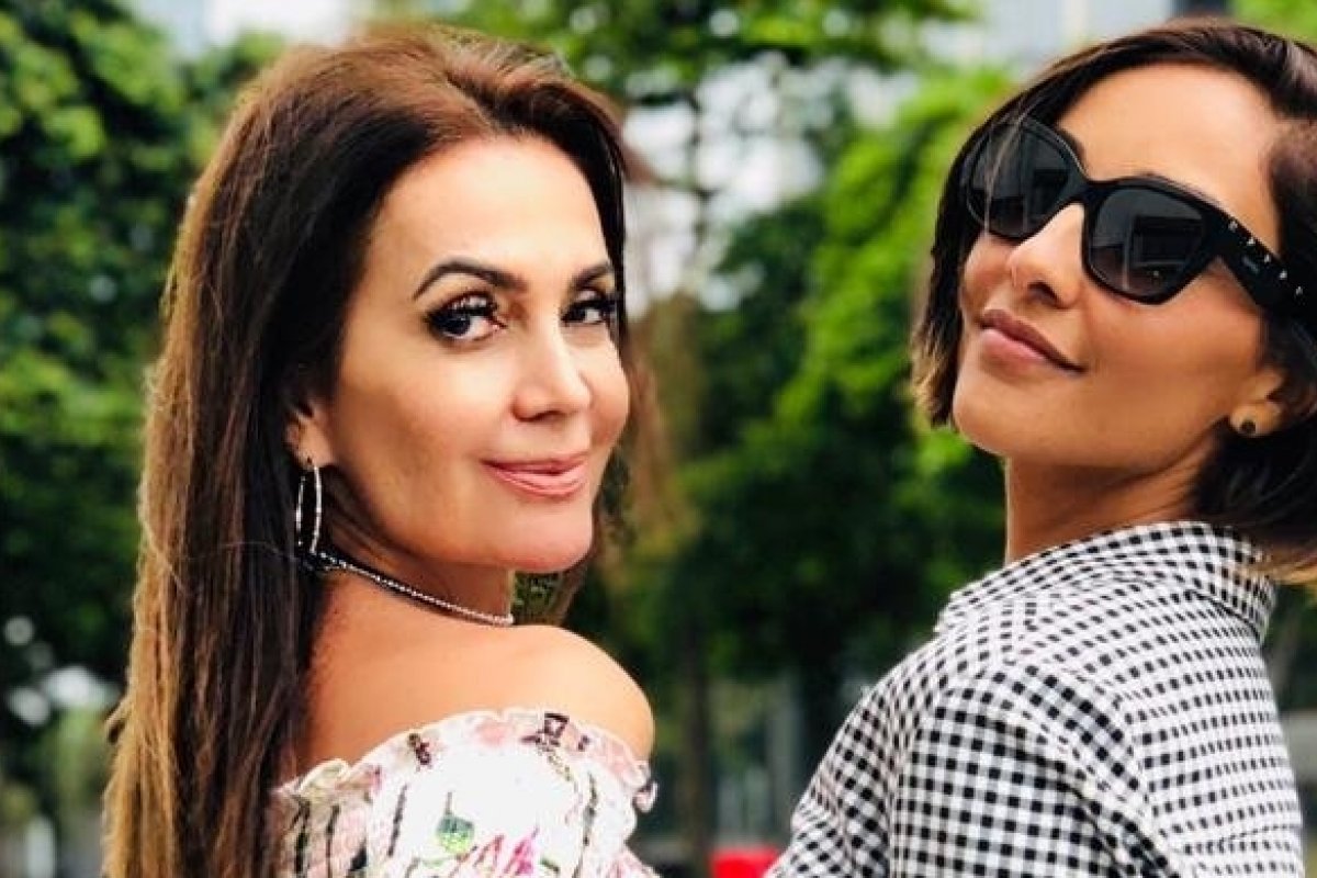 Consultora de moda Claudia Métne reencontra a atriz Juliana Moreira em São Paulo