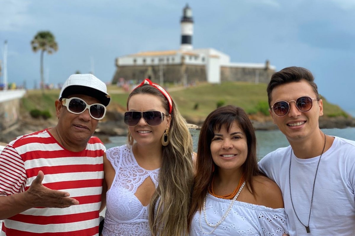 Mara Maravilha e Liminha curtem férias na capital baiana