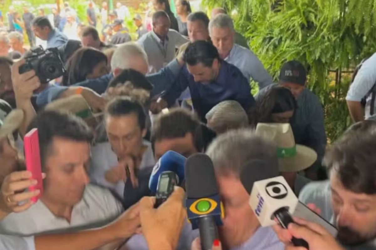 Vídeo: Em feira agropecuária, piso cede durante entrevista de Tarcísio de Freitas