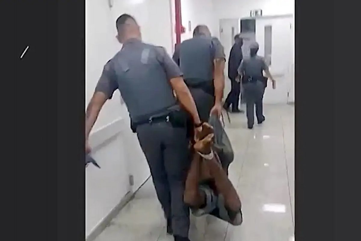 Defesa de homem negro amarrado por PMs pede R$ 1 milhão de indenização