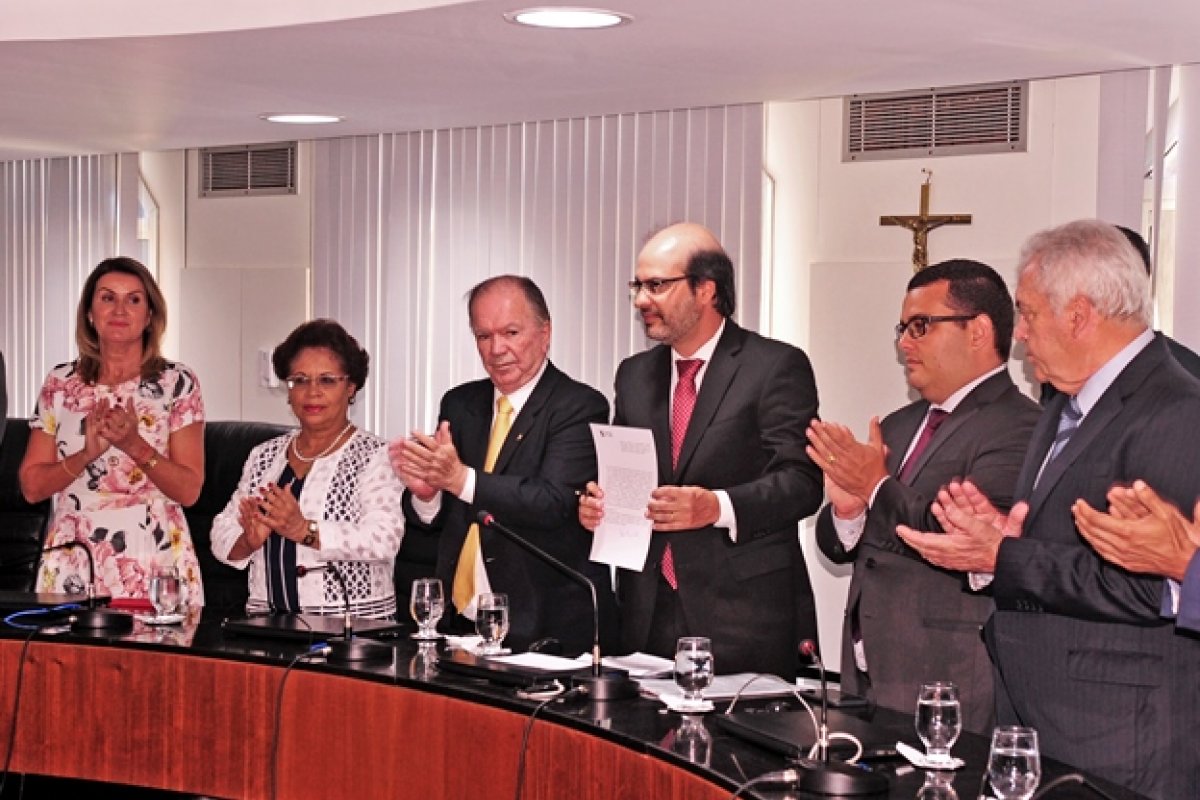 Posse de presidente do TCE conta com a presença da PGJ