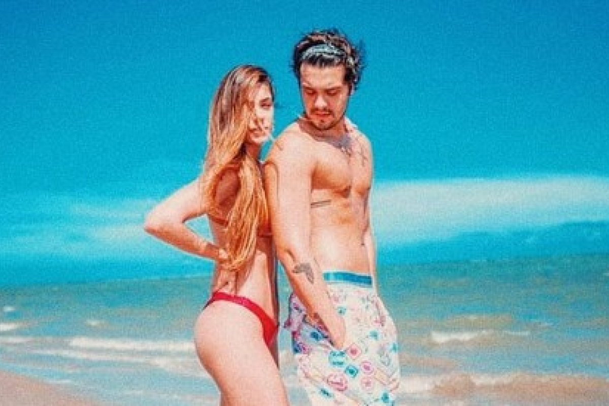 Luan Santana exibe corpão em praia do Nordeste