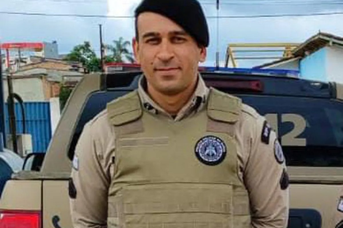 Policial militar morre depois de batida entre ônibus e carreta na Bahia