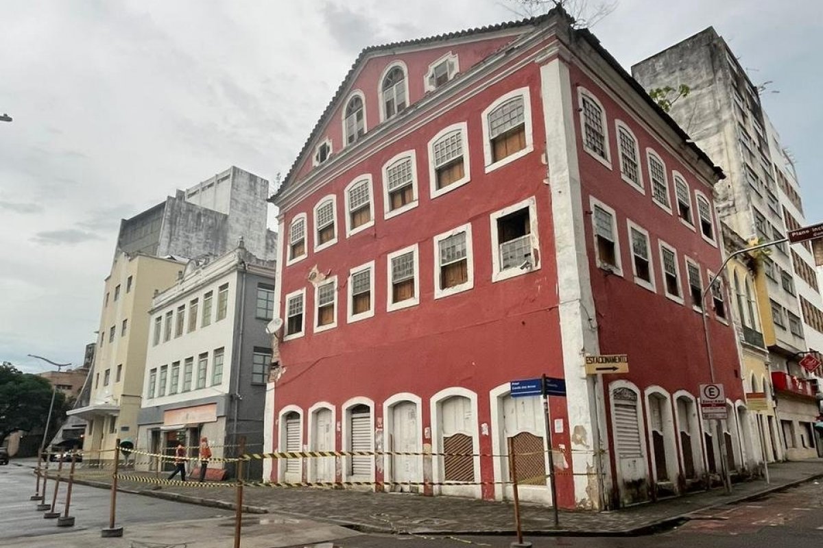 Codesal realiza vistoria em prédio que ameaça desabar no bairro do Comércio, em Salvador