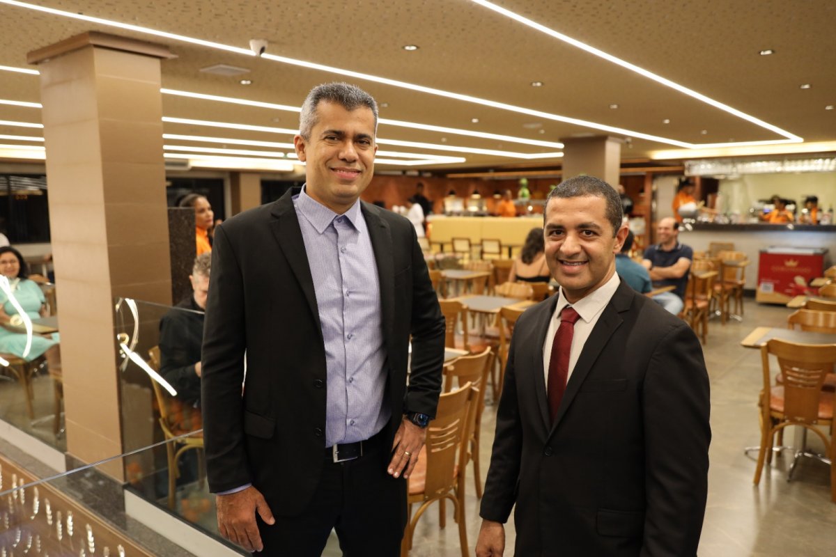 Jenival Lobo e Fábio Moreira oferece jazz aos clientes da rede Doce Pão!