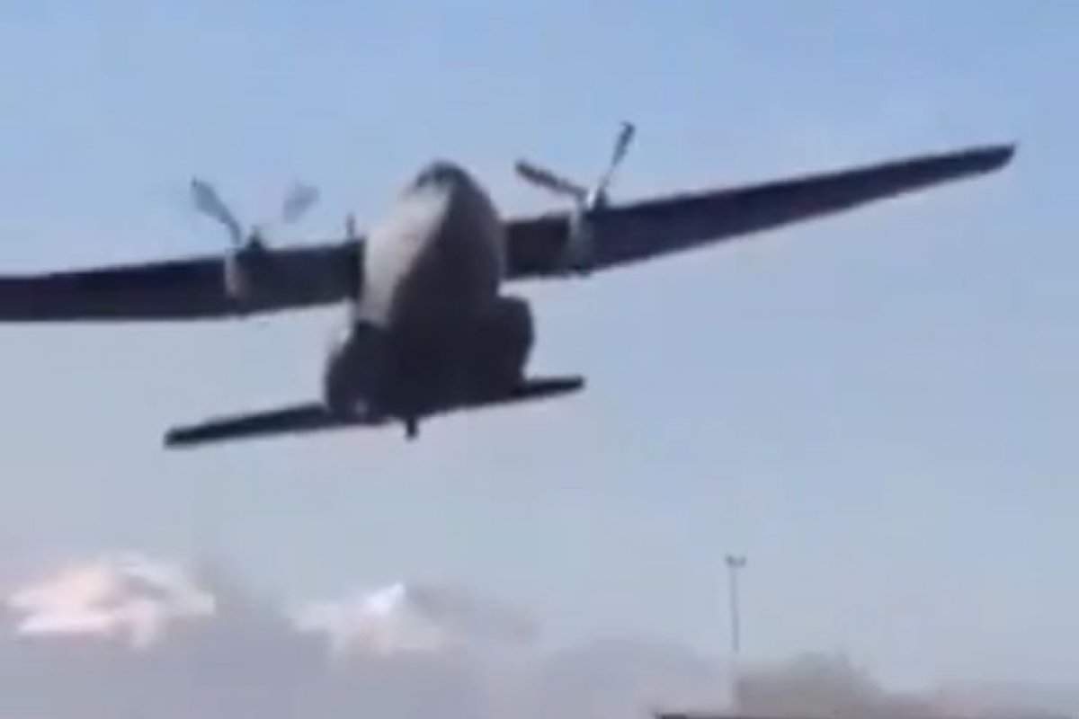 Avião faz pouso forçado na Turquia e choca motoristas