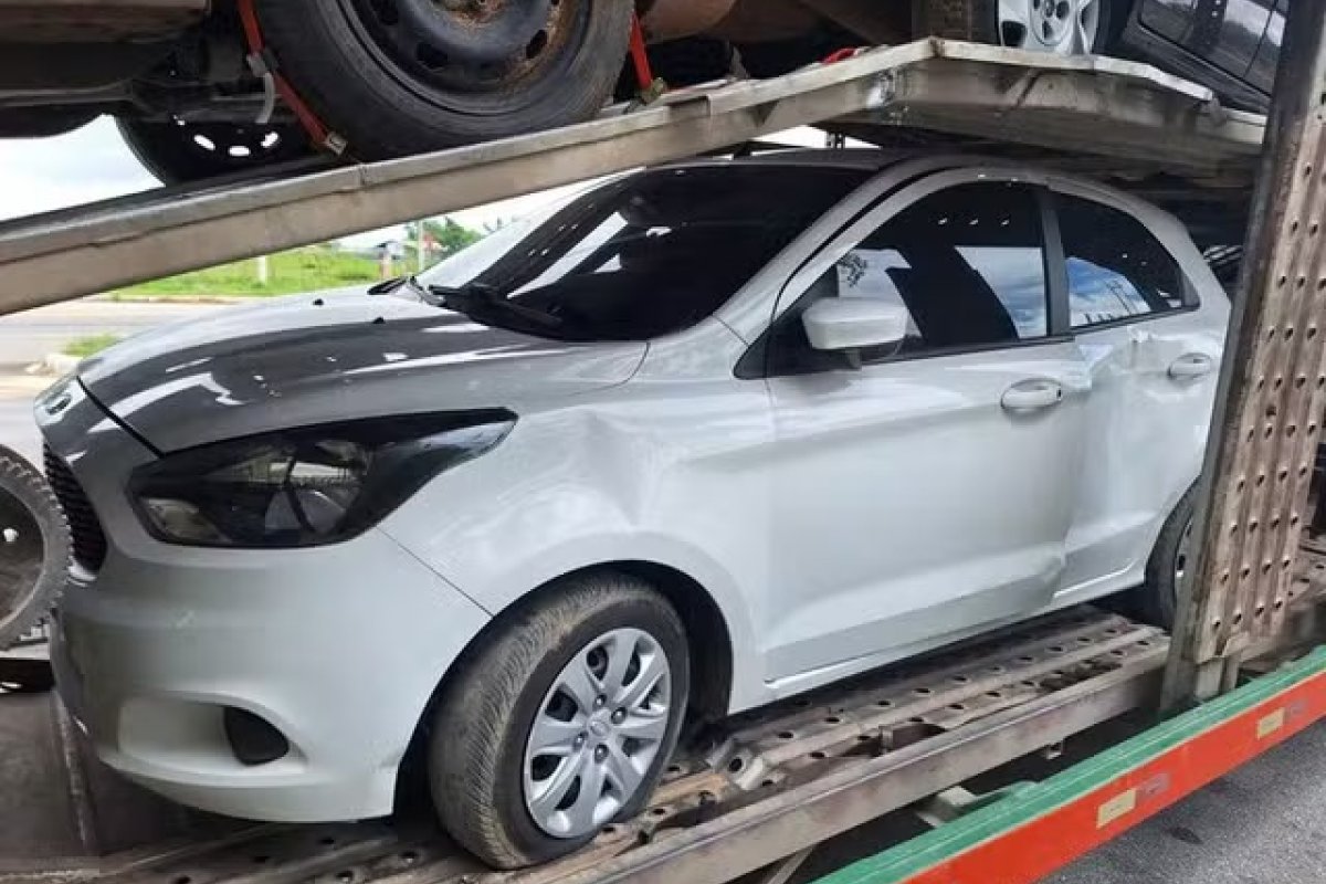 Carro roubado em São Paulo é encontrado em caminhão-cegonha na BR-116, na Bahia