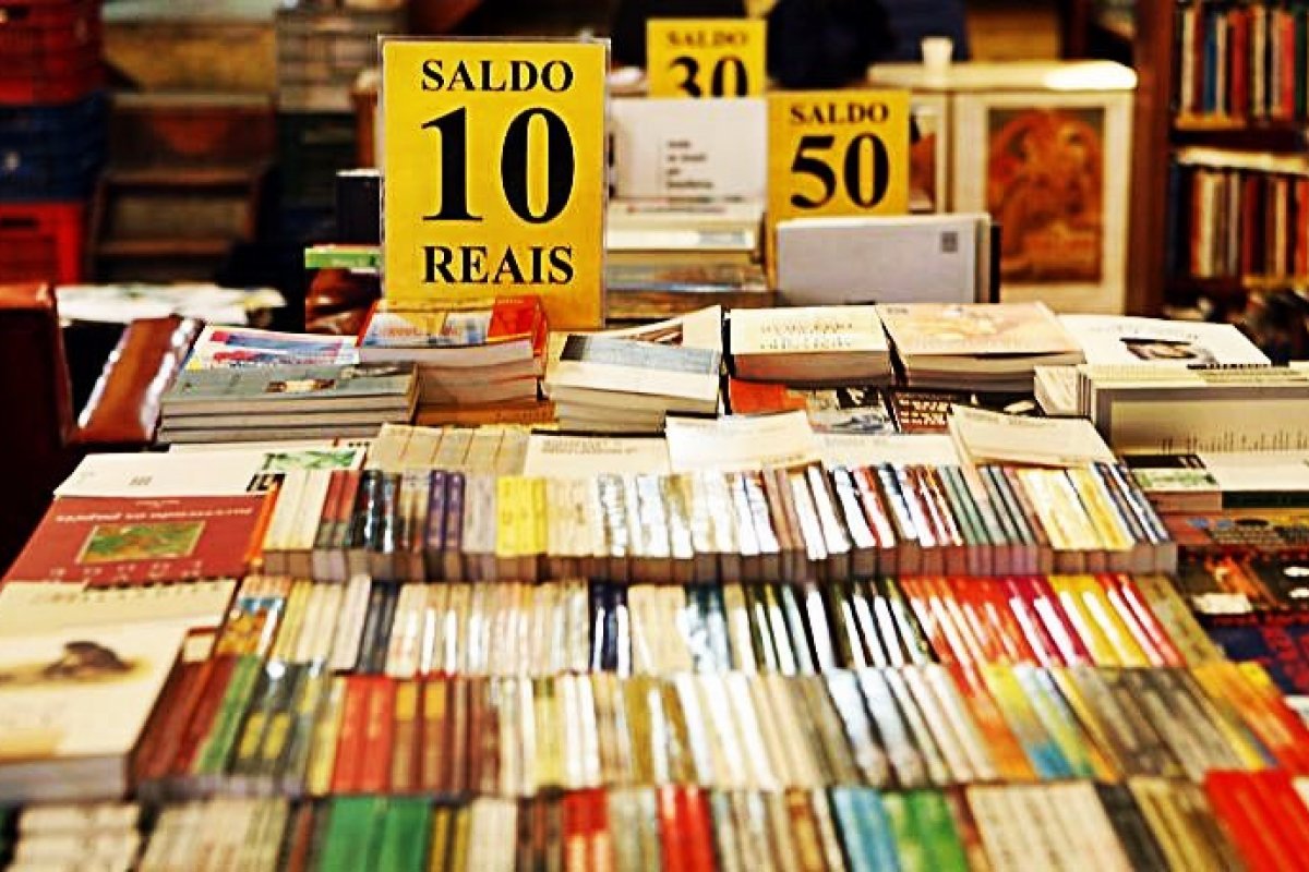 Livros didáticos usados são alternativa para economizar no material escolar