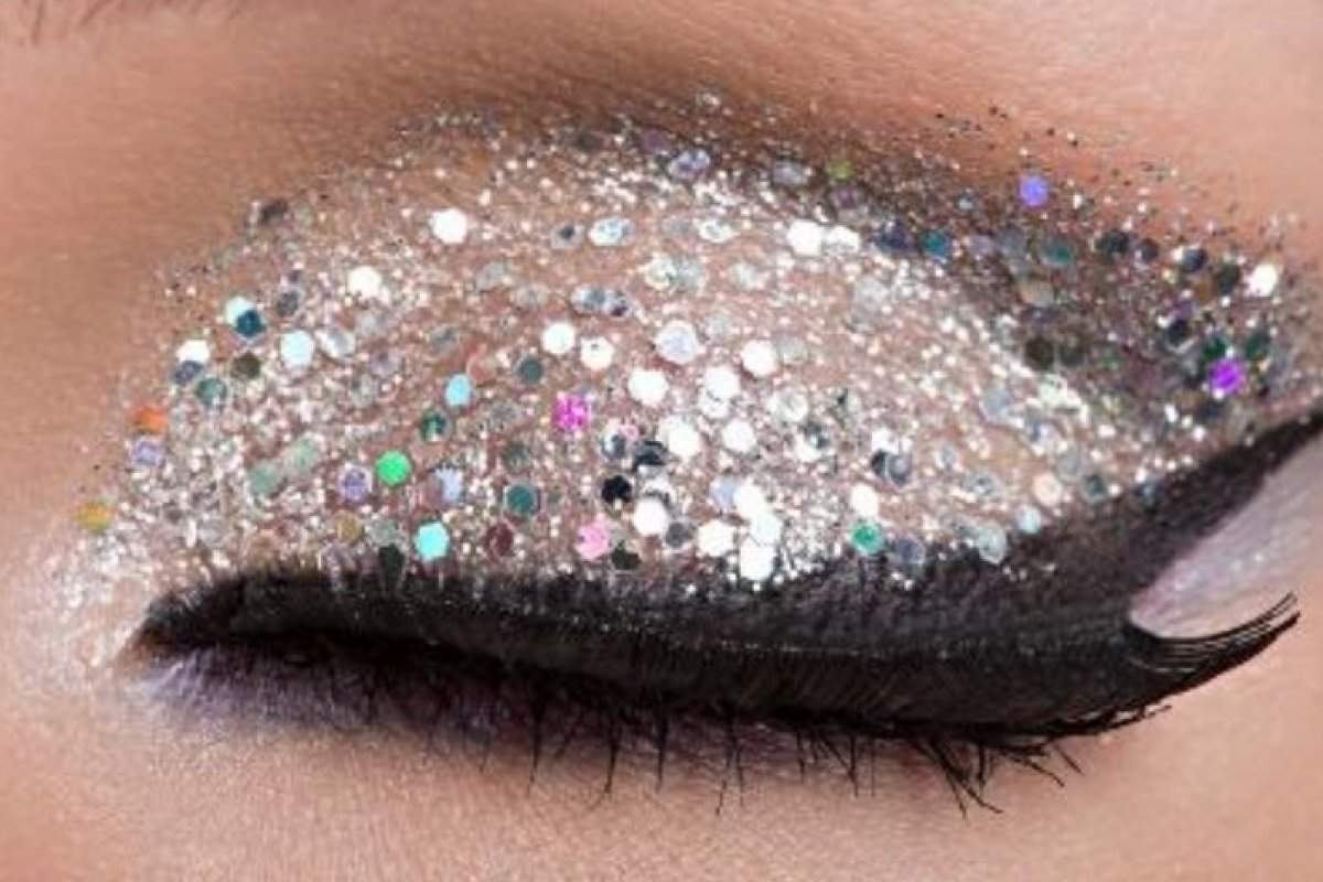 Carnaval: saiba os riscos que o glitter traz à pele!