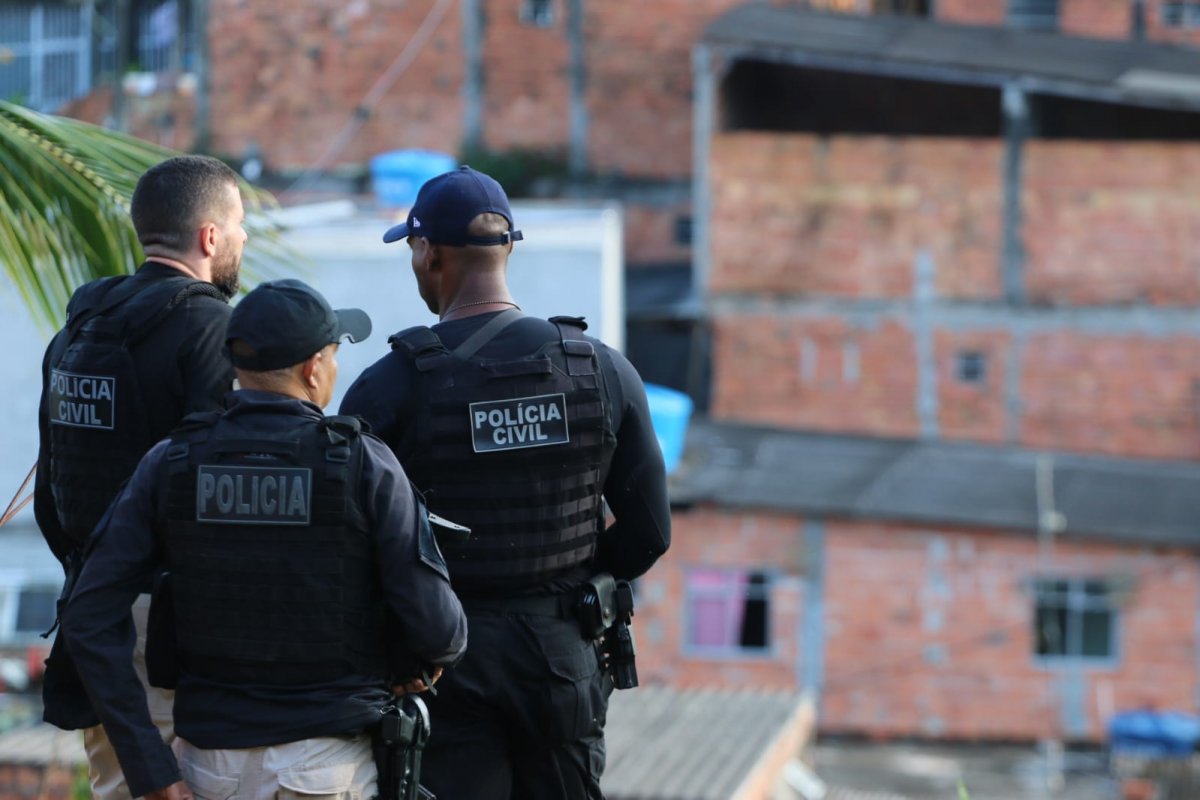 Homem com tornozeleira eletrônica é preso após uma série de assaltos em Salvador