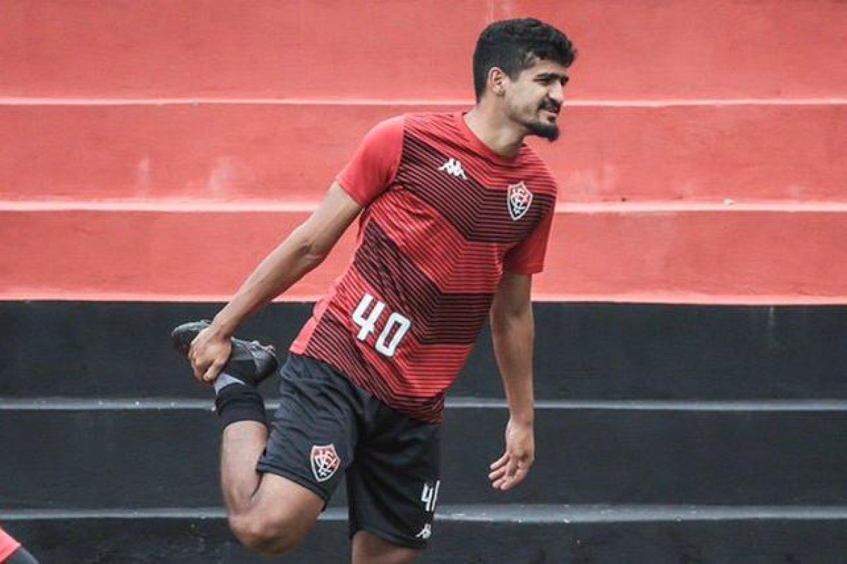 Ramon deixa o Vitória e Cruzeiro anuncia contratação do zagueiro