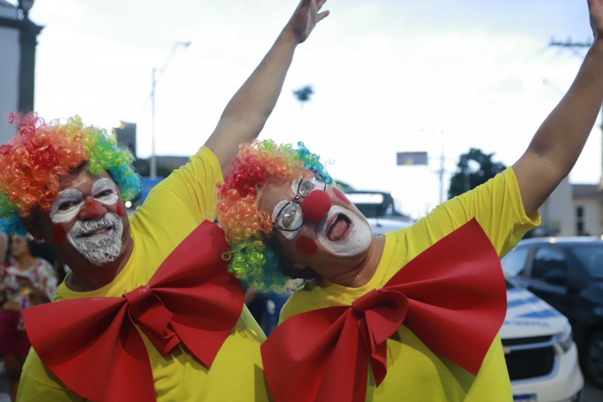 Vídeo: Confira imagens do desfile dos Palhaços do Rio Vermelho