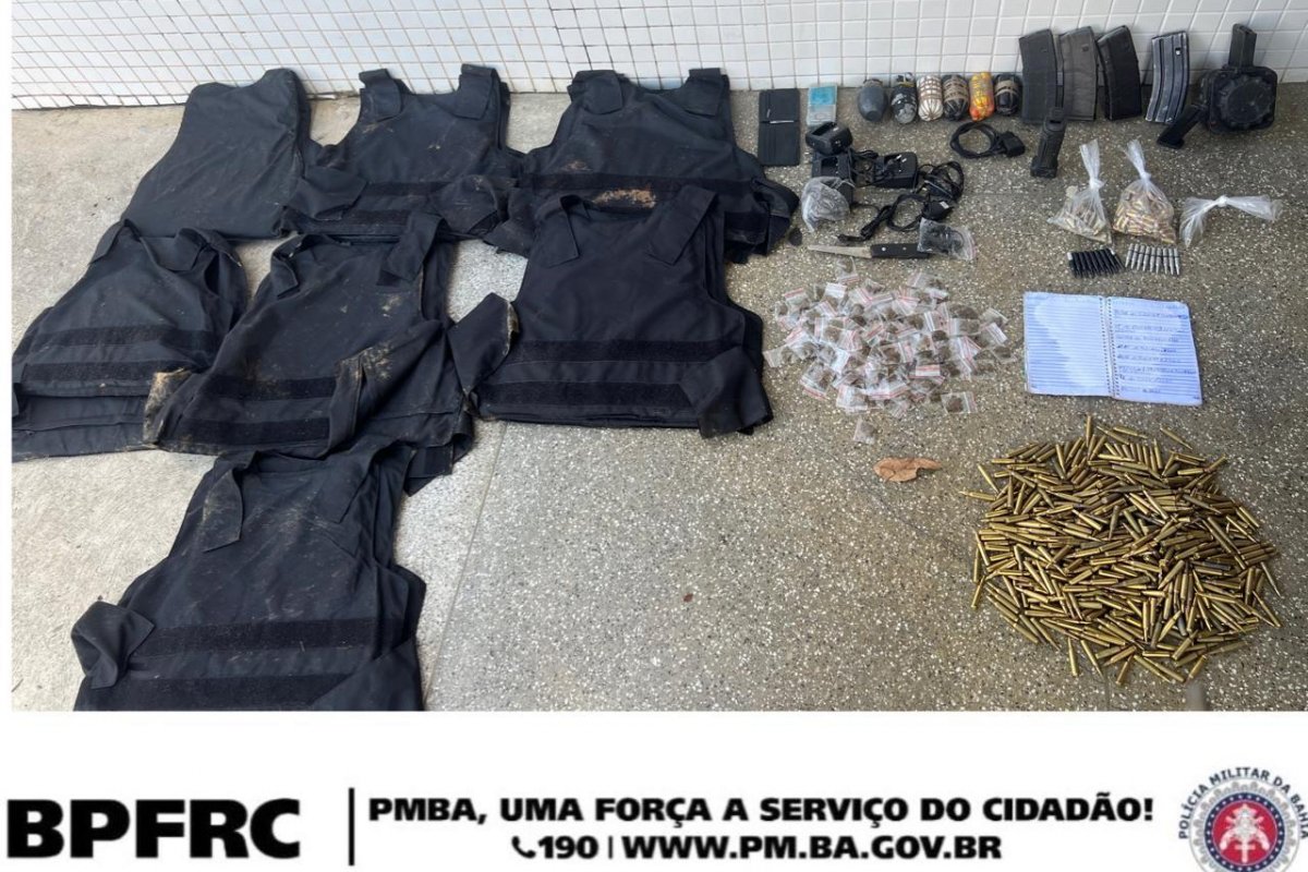 Mais de 600 munições, granadas, carregadores, coletes, explosivos e droga são apreendidos pela PM em Fazenda Grande I