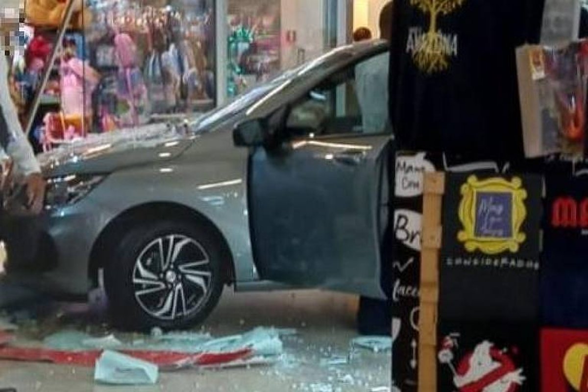 Mulher bate carro de exposição em loja de shopping em Manaus
