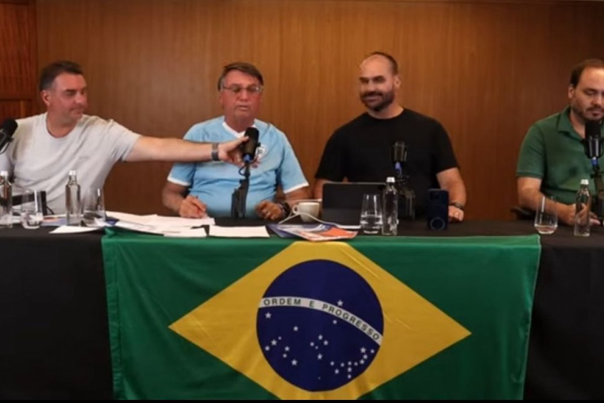 Bolsonaro diz que foi massacrado pelo caso Marielle e que PF 'não cansa' de criar narrativas