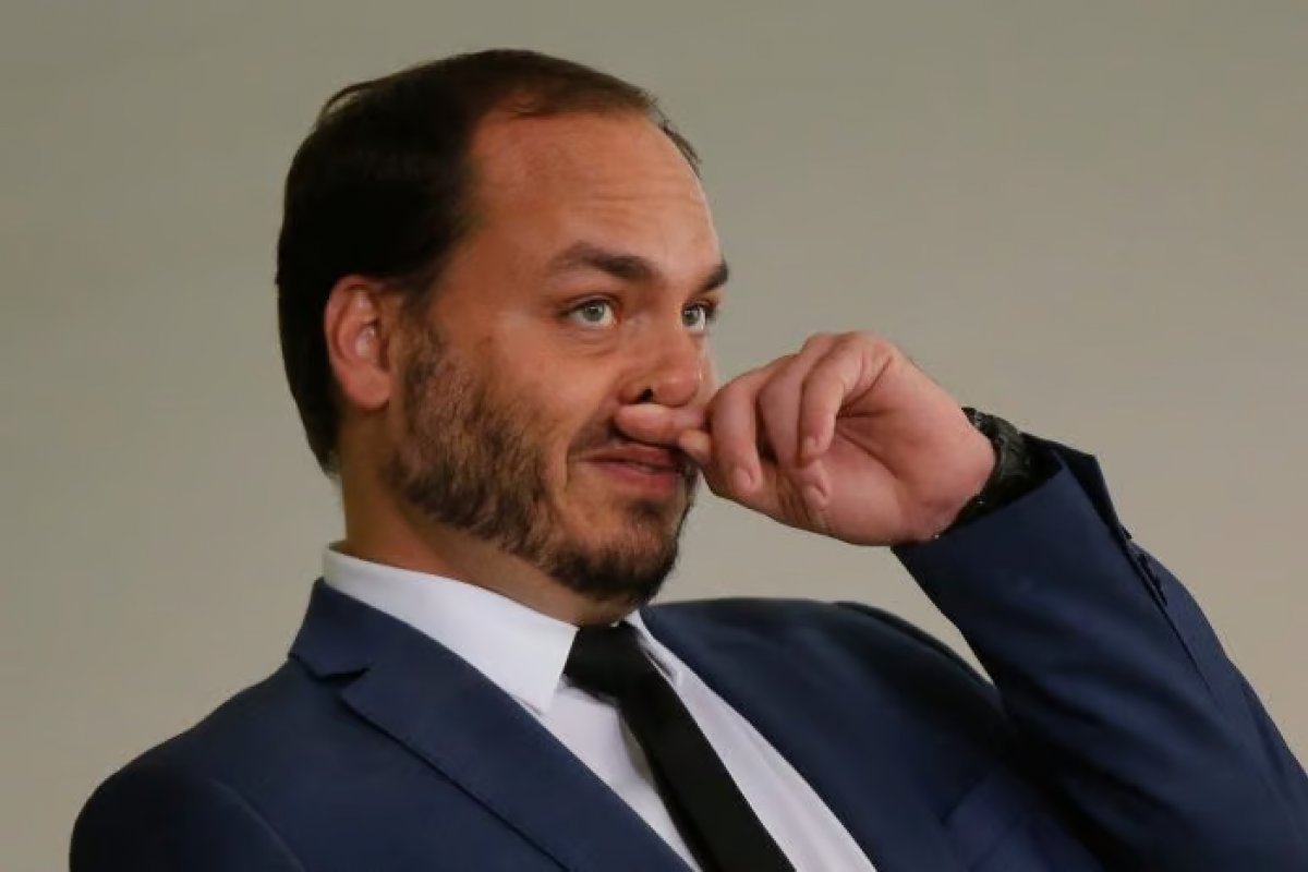 Carlos Bolsonaro é alvo da PF em investigação sobre Abin