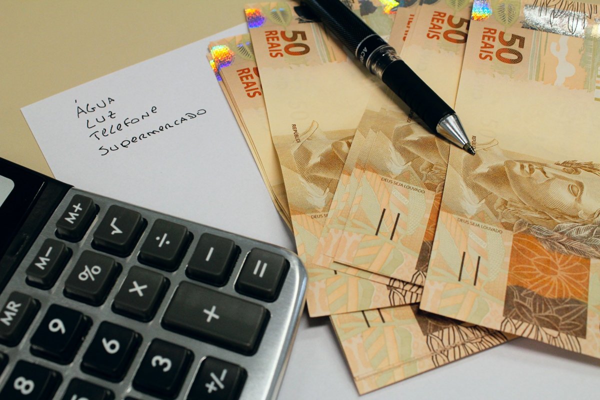 Relatório apresentado prevê economia de R$ 915 bilhões em dez anos e mantém idades mínimas de 65 para homens e 62 para mulheres