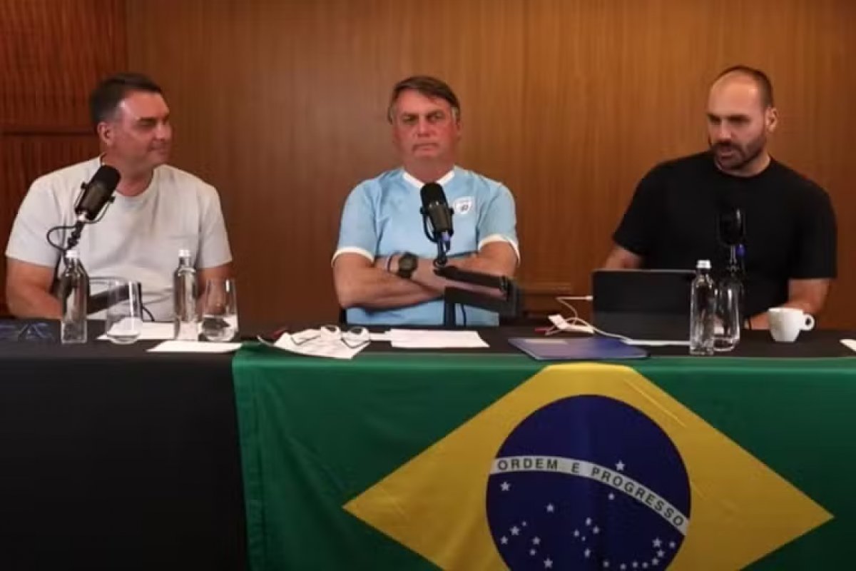 PF fez buscas contra Carlos Bolsonaro em imóvel utilizado pela família durante transmissões ao vivo