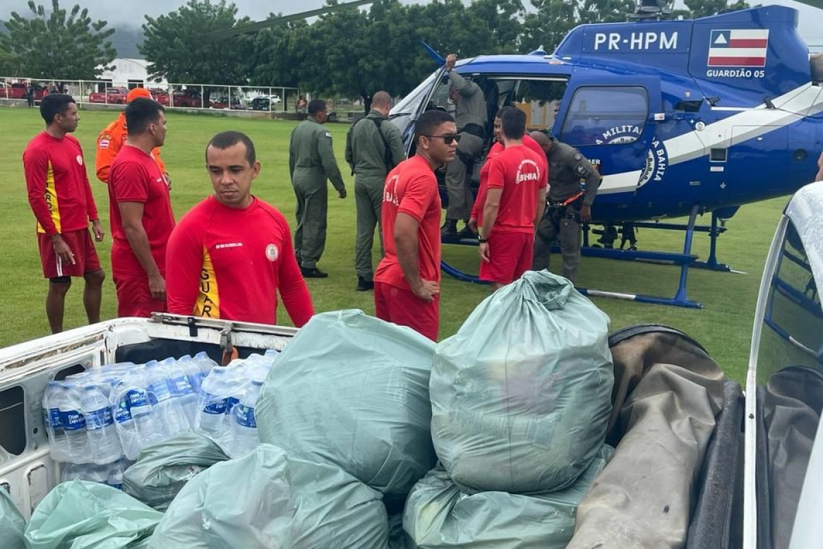 Equipes de bombeiros e Graer distribuem cestas básicas e fardos de água para comunidades na região Oeste