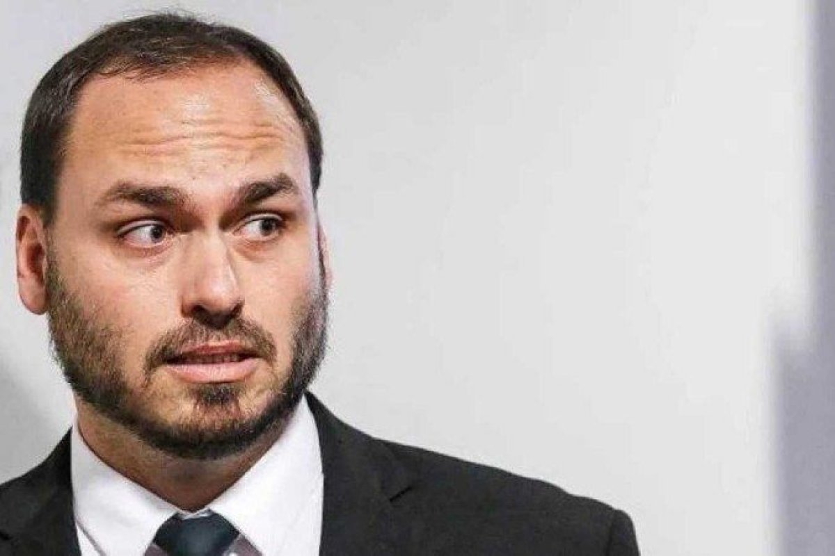 PF apreende computador da Abin em endereço de Carlos Bolsonaro, diz jornalista