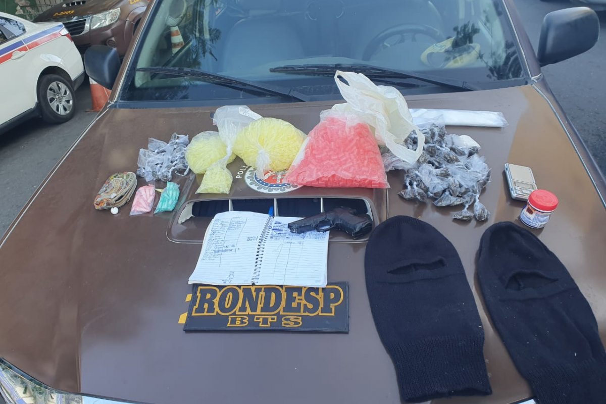 Trio suspeito de tráfico de drogas é preso em bairro de Salvador