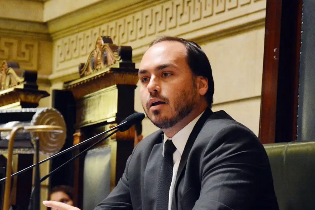 PF convida Carlos Bolsonaro para depor sobre caso Abin, diz site