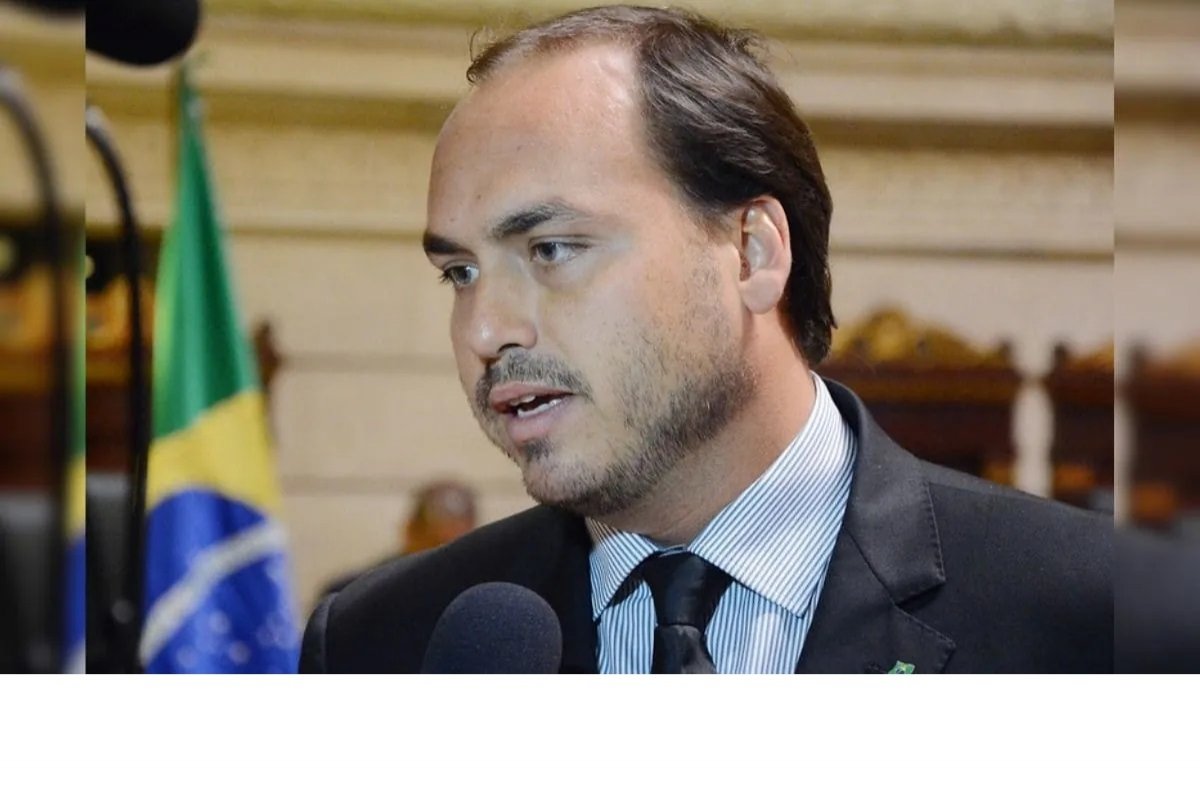 PF cita pedido de ajuda de assessora de Carlos sobre apuração contra Bolsonaros