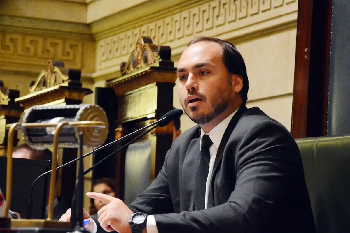 Carlos Bolsonaro deve prestar depoimento na PF nesta terça-feira (30)