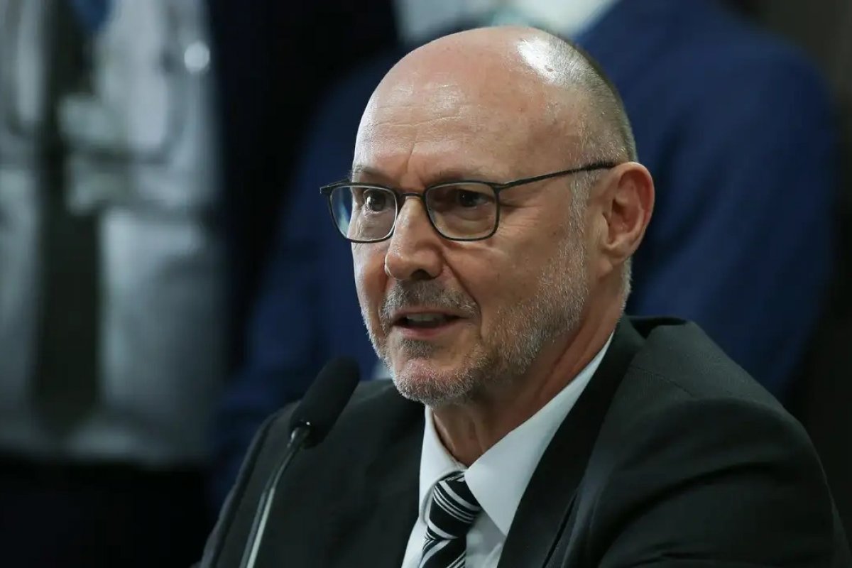 Chefe da Abin de Lula afirma ter tido encontro com Ramagem fora da agenda