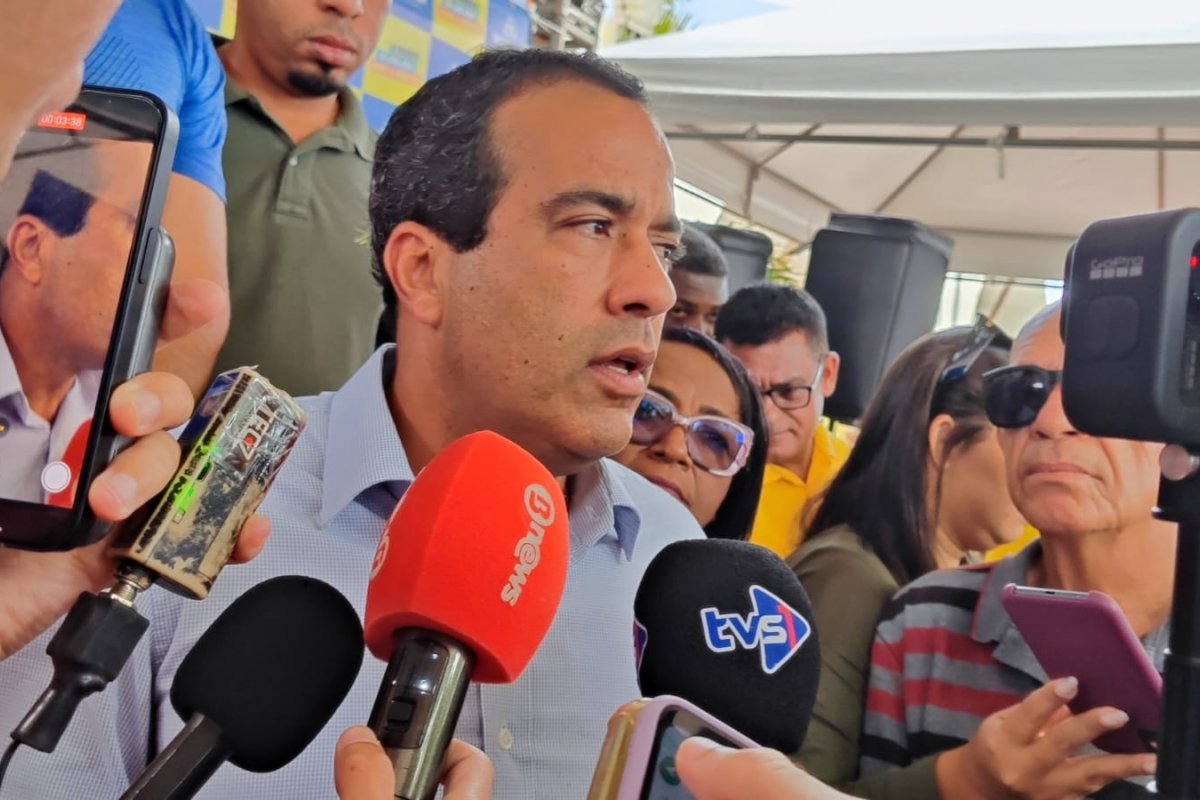 'Os ambulantes nunca tiveram tanto cuidado e carinho especial como estão tendo', diz Bruno Reis após polêmica sobre estruturas na Barra