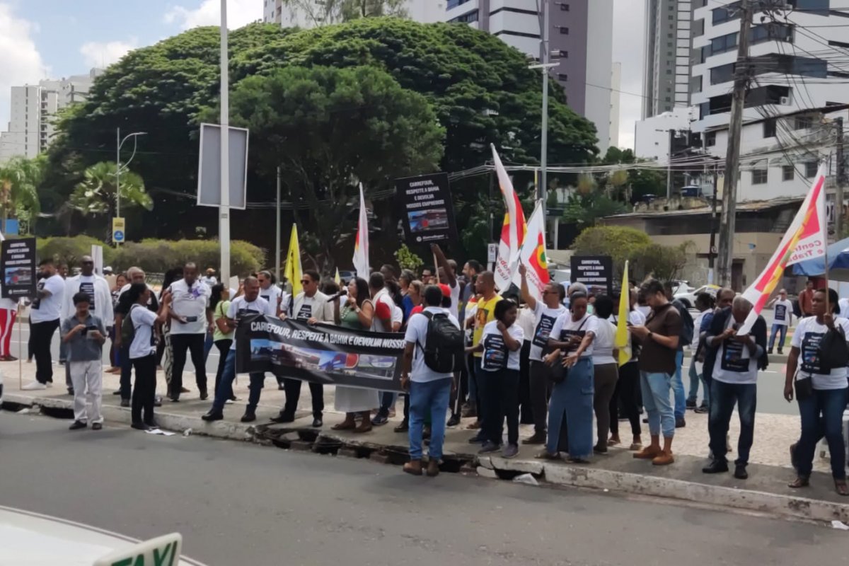 Trabalhadores do setor de supermercados protestam contra demissões do Carrefour na Bahia