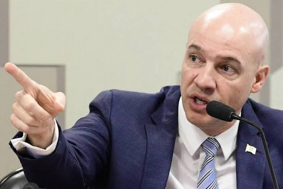 Diretor adjunto da Abin é demitido após Polícia Federal dizer que agência prejudicou investigações