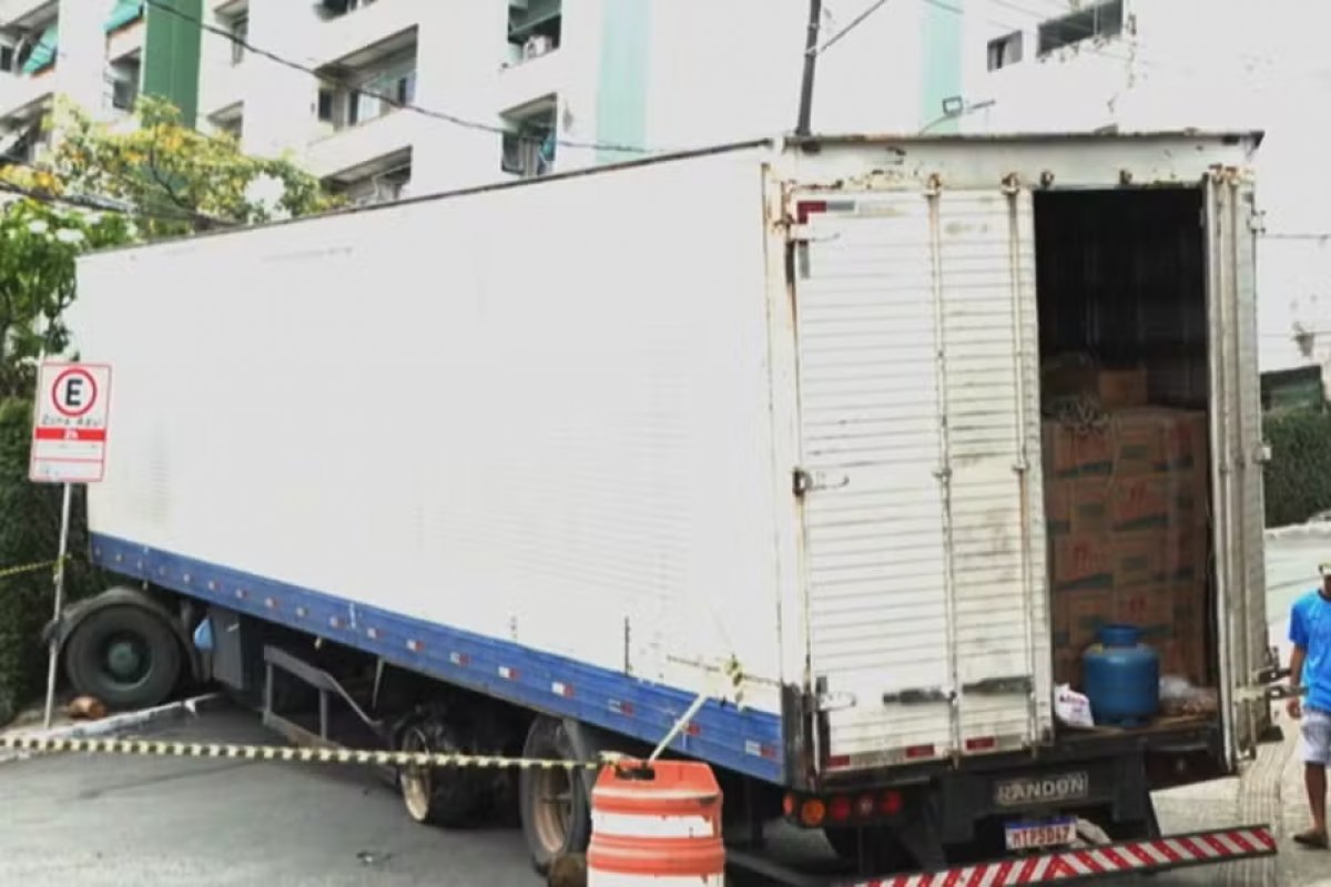 Após três dias, carreta que bloqueou rua em Salvador é guinchada