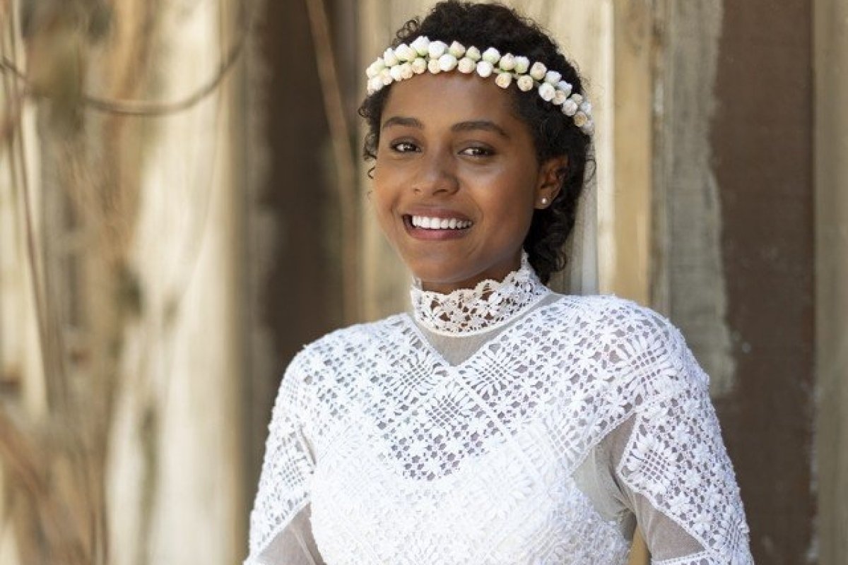 Renascer: vestido de noiva de Maria Santa inspirado em anjos foi feito à mão pelas rendeiras de Saubara!