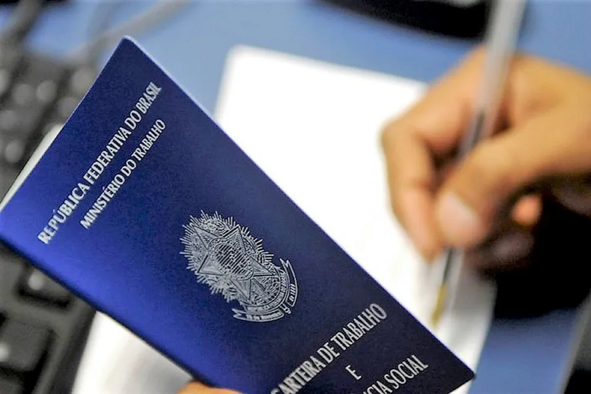 Taxa de desemprego cai a 7,4% em dezembro, diz IBGE