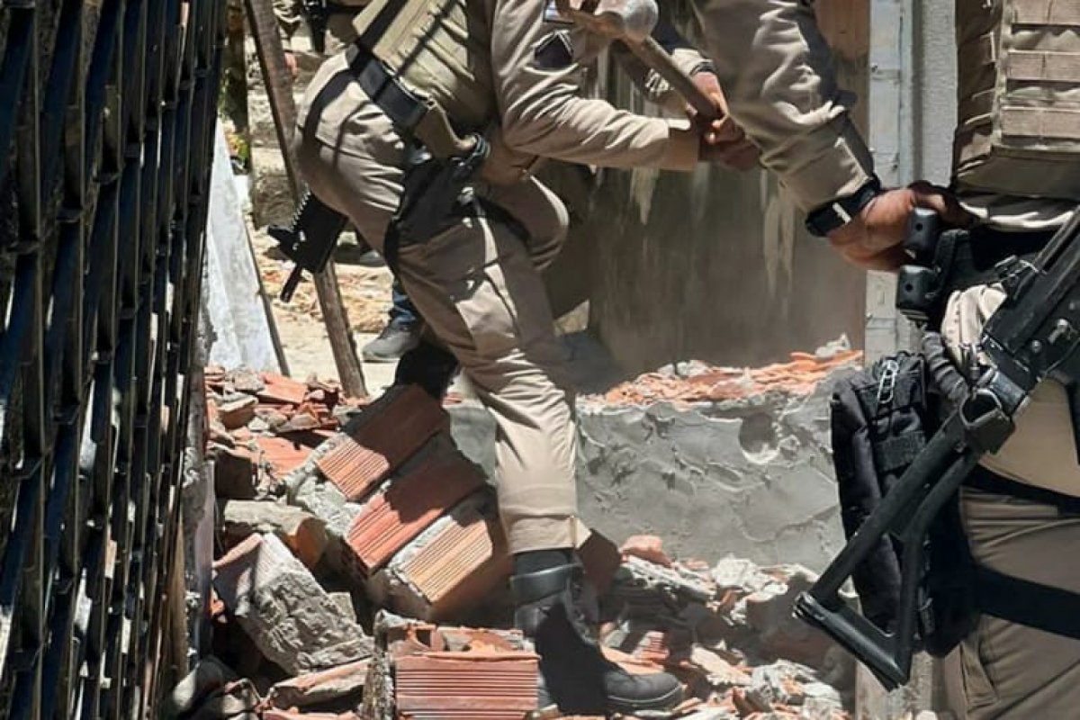 Vídeo: PM derruba muro construído por traficantes no Tororó