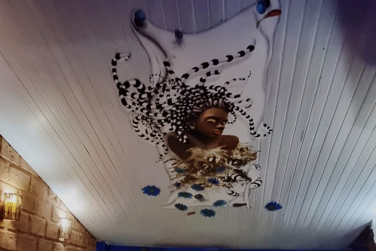 Uau! Casa da Mãe ganha obra de arte assinada por Rebeca Matta!