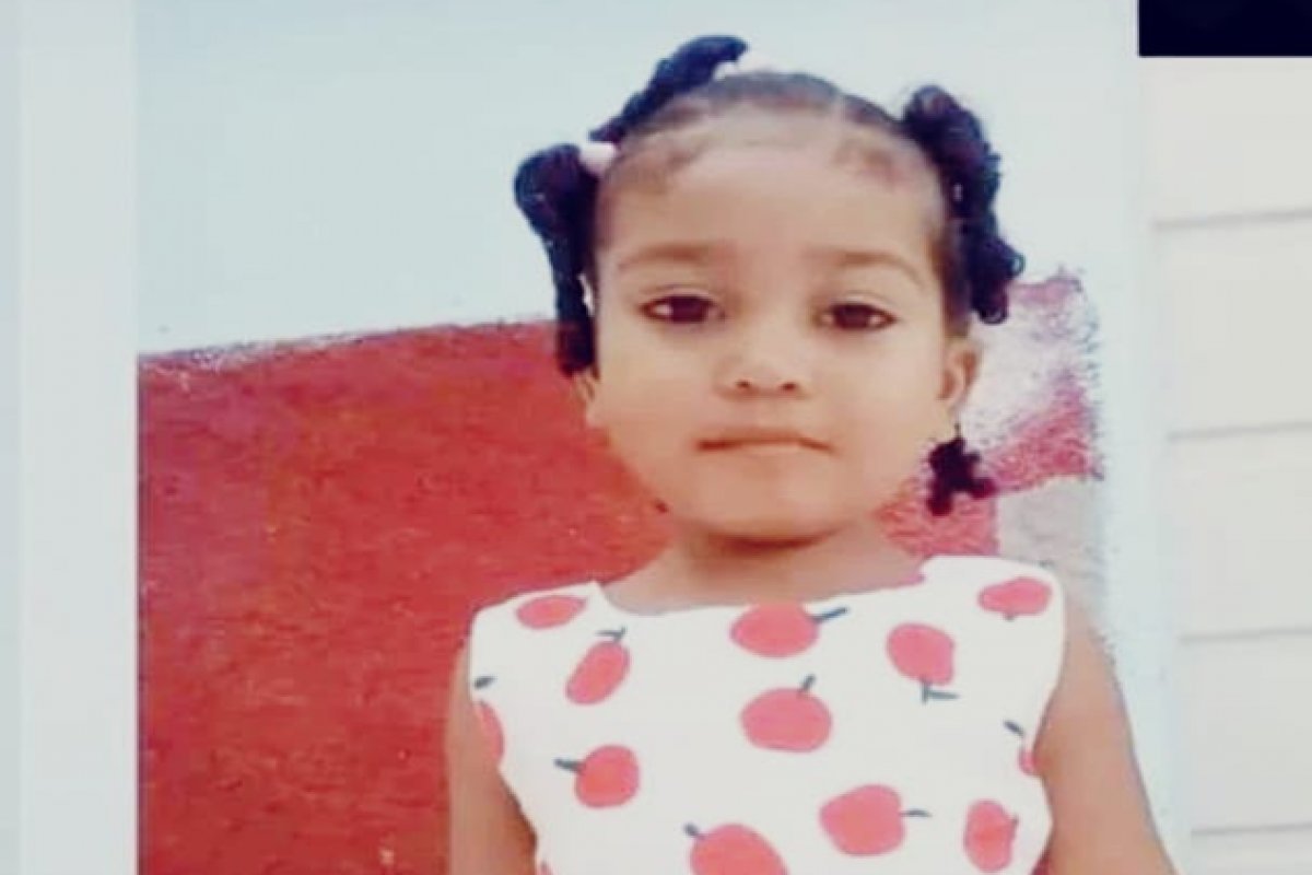 Criança de 3 anos morre eletrocutada ao encostar em portão com fio desencapado