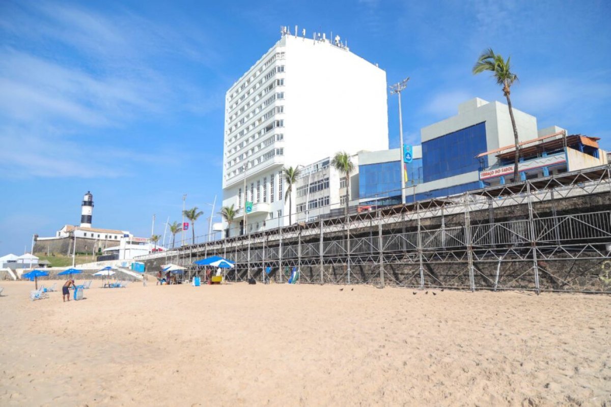 Passarela para ambulantes na Barra tem obras interditadas pelo Ministério do Trabalho