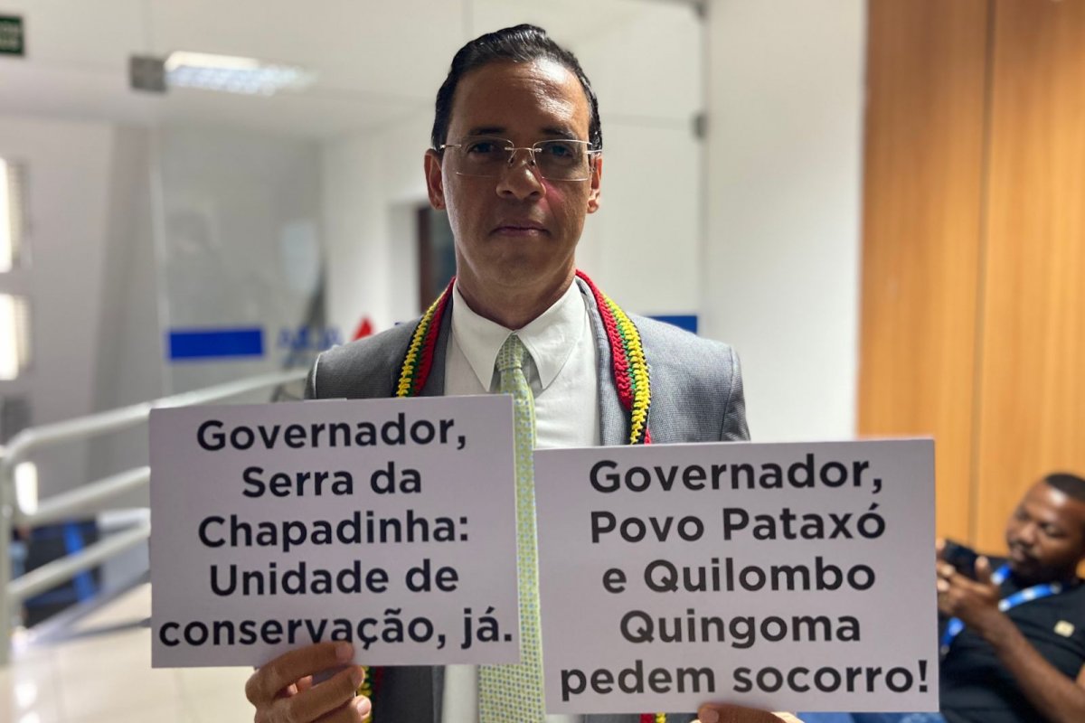 Hilton Coelho realiza protesto silencioso na Alba, pedindo atenção de Jerônimo para povos originários